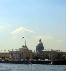 Die Admiralität (links) mit der Dworzowy-Brücke im Vordergrund.